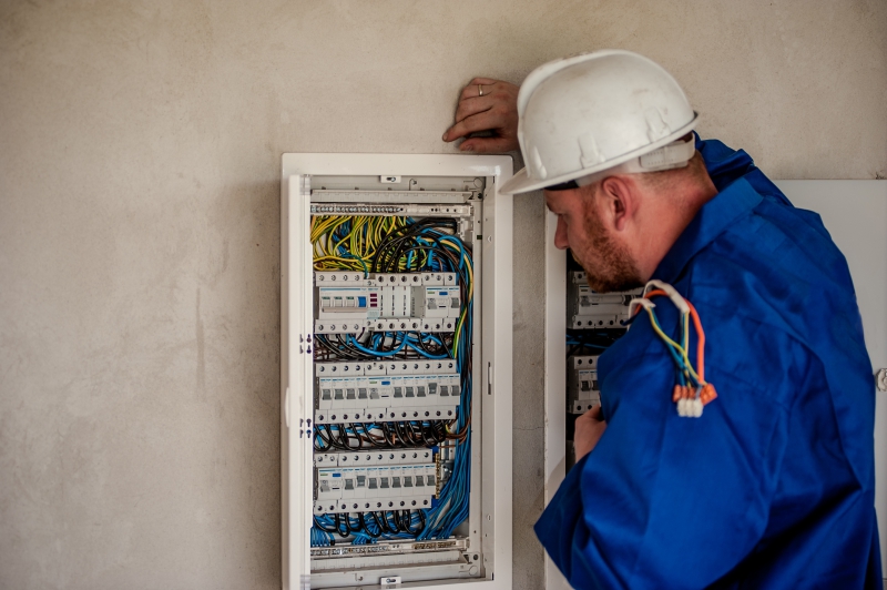 electricite-ST JEANNET-min_electrician-2755683